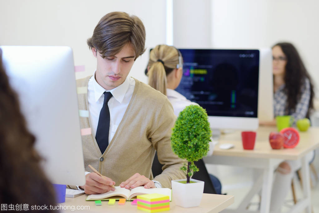 工作在辦公室電腦上的軟件開發人員